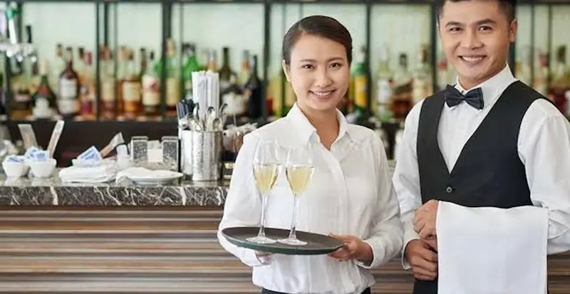 Prospek Kerja Lulusan Waiters di Industri Perhotelan 2025